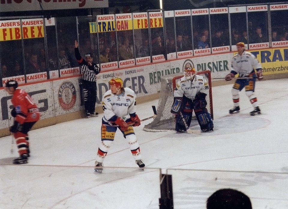 File:Eishockey Eisbaeren gegen Capitals.jpg