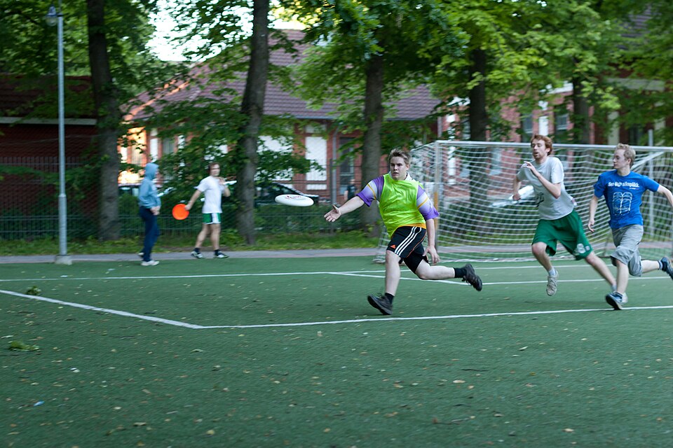 File:Ultimate frisbee, Tartu 2012-06-18.jpg